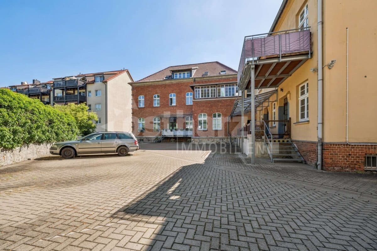 Außenansicht Haupthaus und Anbau