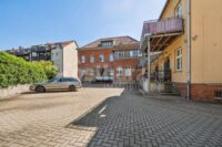 Außenansicht Haupthaus und Anbau