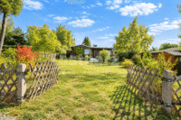 Sonniger Gartenweg zum Ferienhaus