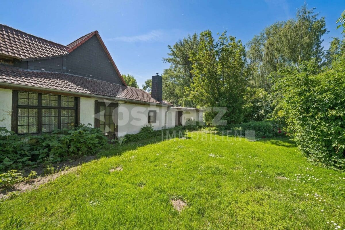 Garten mit Nebengebäude