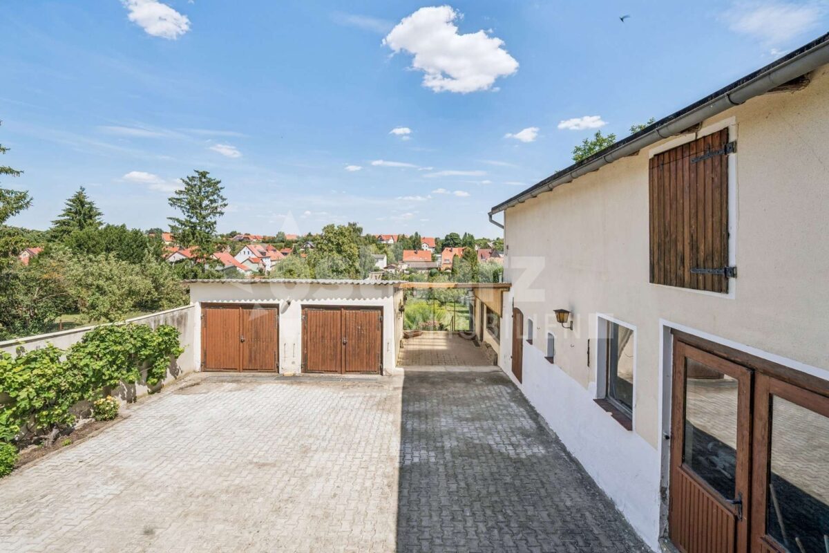 Doppelgarage und Nebengebäude
