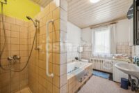 Bad mit Dusche und Wanne im Erdgeschoss